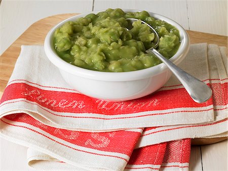 simsearch:659-01863951,k - A dish of mushy peas on a tea towel Stock Photo - Premium Royalty-Free, Code: 659-03531891