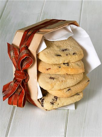 sablé (gâteau) - Sablés aux raisins dans un panier de copeaux de bois avec ruban Photographie de stock - Premium Libres de Droits, Code: 659-03531892