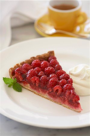 Slice of Raspberry Tart on White Plate Foto de stock - Sin royalties Premium, Código: 659-03531939