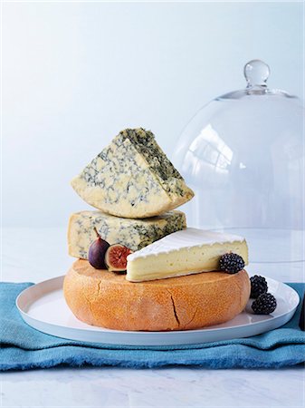 simsearch:659-07068819,k - Various cheeses on cheese platter with figs, blackberries Foto de stock - Sin royalties Premium, Código: 659-03532012