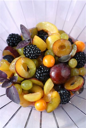 simsearch:659-01863555,k - Fruit salad: plums, berries, grapes, physalis Foto de stock - Sin royalties Premium, Código: 659-03532047