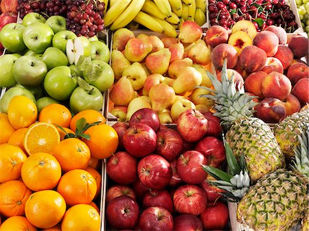 Différents types de fruits dans des caisses sur un étal de marché Photographie de stock - Premium Libres de Droits, Code: 659-03532115
