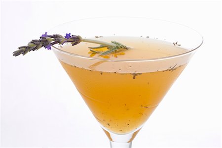 Cocktail de façons 87 (Gin, jus de citron, Nectar d'abricot, lavande) Photographie de stock - Premium Libres de Droits, Code: 659-03532134