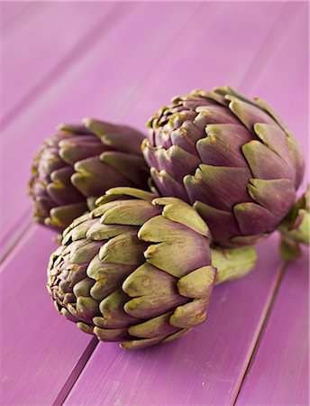 purple artichoke - Trois artichauts violets sur la Table en bois violet Photographie de stock - Premium Libres de Droits, Code: 659-03532136