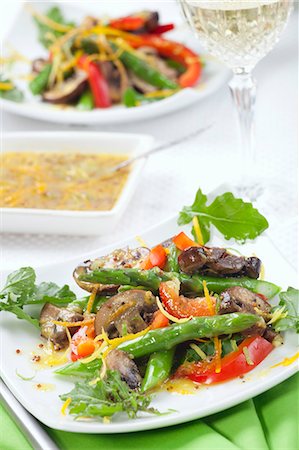 Asperges & champignon salade avec la vinaigrette de moutarde & Orange Photographie de stock - Premium Libres de Droits, Code: 659-03532130