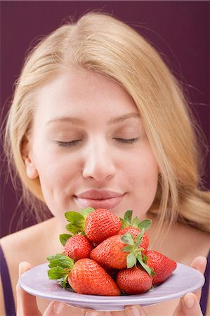simsearch:659-03534820,k - Femme tenant une assiette de fraises Photographie de stock - Premium Libres de Droits, Code: 659-03532169