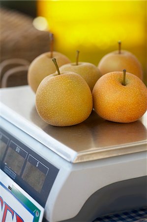 scales market fruits - Asian Pears on a Scale at the Market Stock Photo - Premium Royalty-Free, Code: 659-03532176
