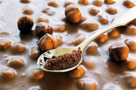 poudre de cacao - Noix au chocolat et une cuillère à café de poudre de cacao Photographie de stock - Premium Libres de Droits, Code: 659-03532185