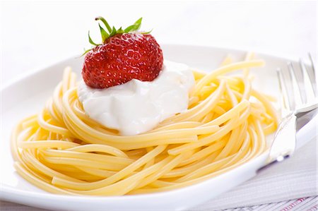 spaghetti - Spaghetti with soft cheese and strawberry Stock Photo - Premium Royalty-Free, Code: 659-03532235