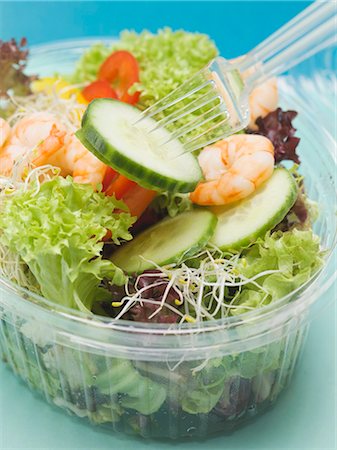 Feuilles de salade aux crevettes et légumes à emporter Photographie de stock - Premium Libres de Droits, Code: 659-03532247