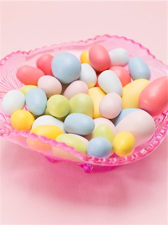 simsearch:659-01859688,k - Coloured sugar eggs in pink glass dish Stock Photo - Premium Royalty-Free, Code: 659-03532241