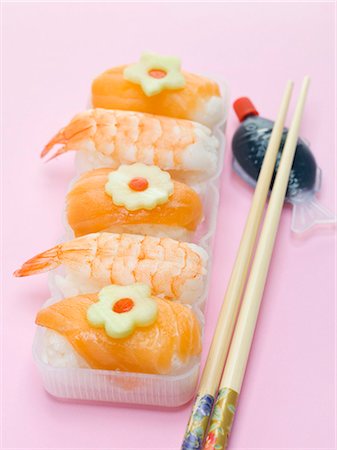 simsearch:659-02212373,k - Sushi zum Mitnehmen Stockbilder - Premium RF Lizenzfrei, Bildnummer: 659-03532250