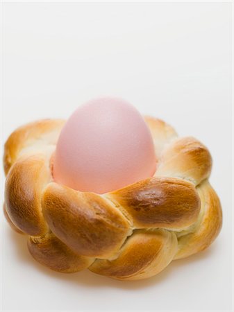 simsearch:659-03533664,k - Easter egg in bread wreath Fotografie stock - Premium Royalty-Free, Codice: 659-03532261