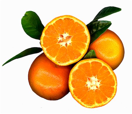 Mandarin oranges, whole and halved, with leaves Foto de stock - Royalty Free Premium, Número: 659-03532309