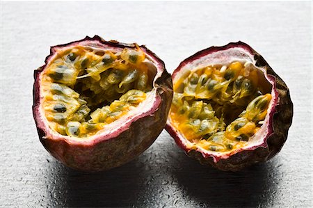red passion fruit - Purple passion fruit, halved Stock Photo - Premium Royalty-Free, Code: 659-03532314
