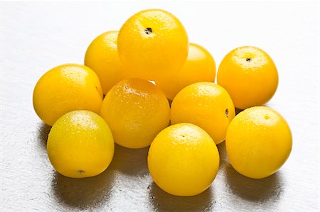 Several yellow plums with drops of water Foto de stock - Sin royalties Premium, Código: 659-03532321