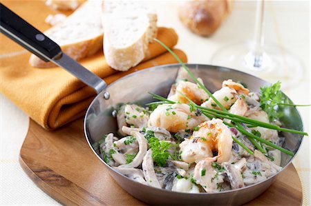 shrimp in frying pan dish - Pan-cooked scampi, mushrooms and onions Stock Photo - Premium Royalty-Free, Code: 659-03532355