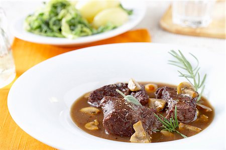 Braised beef with mushrooms Foto de stock - Sin royalties Premium, Código: 659-03532357