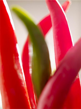 simsearch:659-06155199,k - Green and red chillies (close-up) Foto de stock - Sin royalties Premium, Código: 659-03532422