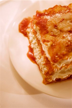 Piece of Cheese Lasagna on a Plate Foto de stock - Sin royalties Premium, Código: 659-03532484