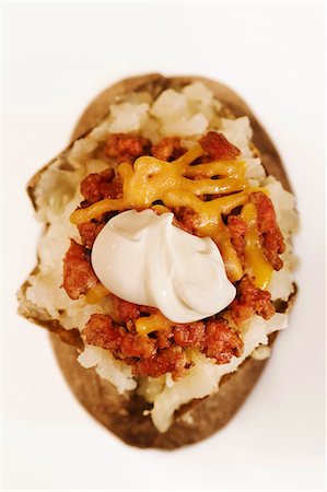 potatoes baked with vegetables - Baked Potato Topped with Chili, Cheese and Sour Cream Stock Photo - Premium Royalty-Free, Code: 659-03532487