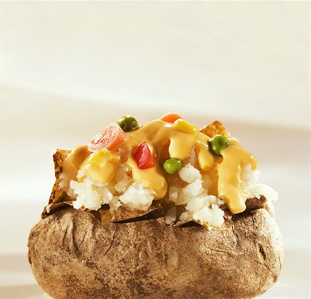 Baked Potato Topped with Veggies and Cheese Foto de stock - Sin royalties Premium, Código: 659-03532489