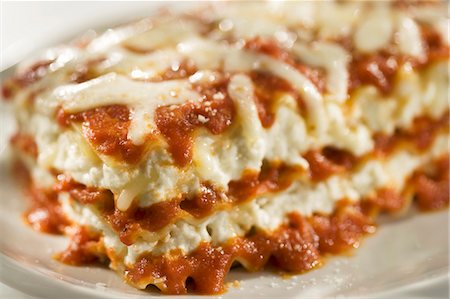 Piece of Lasagna; Close Up Foto de stock - Sin royalties Premium, Código: 659-03532502