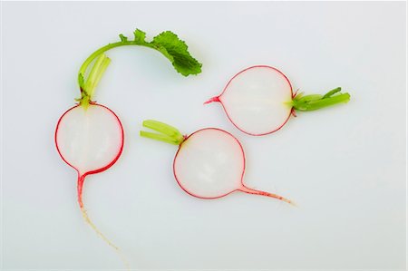 radis - Trois tranches de radis avec feuilles Photographie de stock - Premium Libres de Droits, Code: 659-03532549
