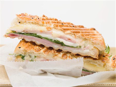 flat bread - Toasted flatbread with cheese and ham filling Foto de stock - Sin royalties Premium, Código: 659-03532582