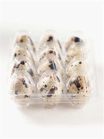 Quails' eggs in a plastic box Foto de stock - Sin royalties Premium, Código: 659-03532596