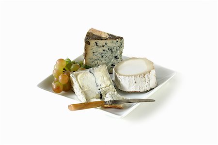 fromage bleu - Plateau de fromage avec couteau ; Fond blanc Photographie de stock - Premium Libres de Droits, Code: 659-03532598