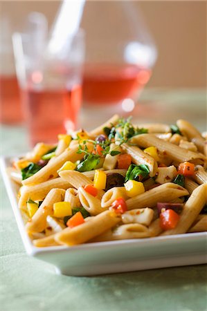 penne - Penne Pasta with Vegetables Foto de stock - Sin royalties Premium, Código: 659-03532606