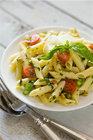 penne - Pâtes penne aux tomates, asperges et pignons de pin Photographie de stock - Premium Libres de Droits, Code: 659-03532607