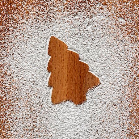 sucre en poudre - Forme d'arbre de Noël dans le sucre à glacer Photographie de stock - Premium Libres de Droits, Code: 659-03532614