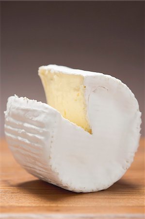 queso de cabra - Goat's cheese with a section removed Foto de stock - Sin royalties Premium, Código: 659-03532647