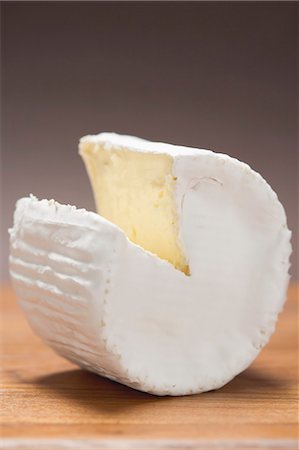 queso de cabra - Goat's cheese with a section removed Foto de stock - Sin royalties Premium, Código: 659-03532647