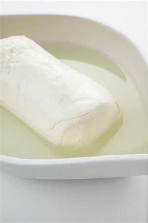 Mozzarella di bufala avec de la saumure dans un plat Photographie de stock - Premium Libres de Droits, Code: 659-03532653