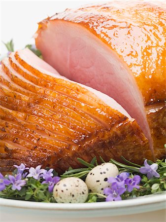 Glazed roast ham surrounded by herbs for Easter (close-up) Foto de stock - Sin royalties Premium, Código: 659-03532666