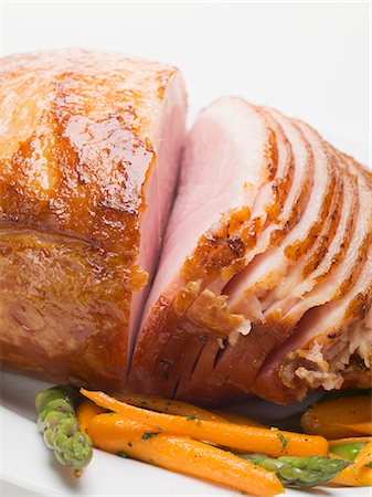 simsearch:659-06154503,k - Glazed roast ham with carrots and asparagus Foto de stock - Sin royalties Premium, Código: 659-03532669