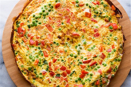 frittata - Red Bell Pepper and Pea Frittata Foto de stock - Sin royalties Premium, Código: 659-03532673