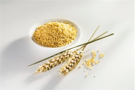 Bulgur in small dish, ears of wheat ears beside it Foto de stock - Sin royalties Premium, Código: 659-03532715