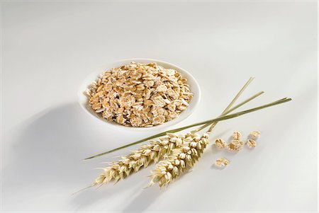 simsearch:659-06154846,k - Wheat flakes in small dish, ears of wheat beside it Stock Photo - Premium Royalty-Free, Code: 659-03532718