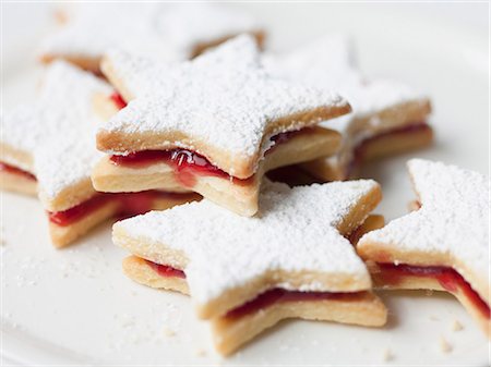 Jam-filled star biscuits Stock Photo - Premium Royalty-Free, Code: 659-03532738