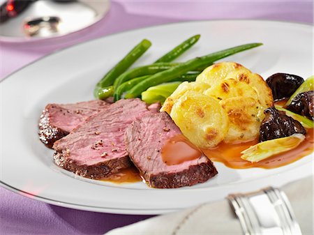 Beefsteak with potato gratin and green beans Stock Photo - Premium Royalty-Free, Code: 659-03532731