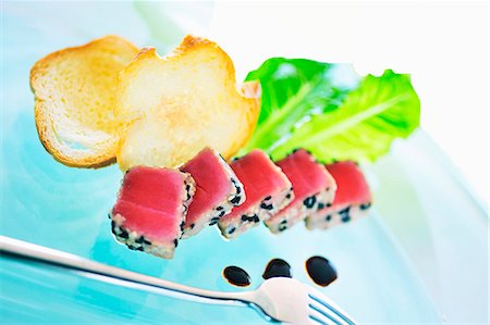 saute - Seared tuna with sesame seeds and balsamic vinegar Foto de stock - Royalty Free Premium, Número: 659-03532772