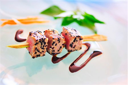 Tuna skewer with balsamic vinegar Foto de stock - Sin royalties Premium, Código: 659-03532781