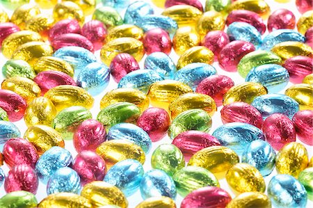 Small chocolate eggs in coloured foil Foto de stock - Sin royalties Premium, Código: 659-03532791