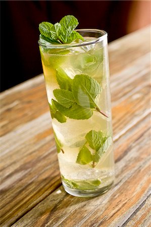 rum - Mojito on Wooden Surface Foto de stock - Sin royalties Premium, Código: 659-03532812