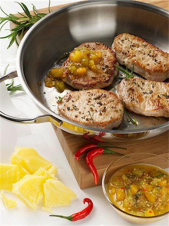 Pork steaks with relish in frying pan Fotografie stock - Premium Royalty-Free, Codice: 659-03532823