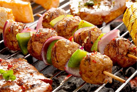 Brochettes de viande, oignon et le poivre sur le barbecue Photographie de stock - Premium Libres de Droits, Code: 659-03532830